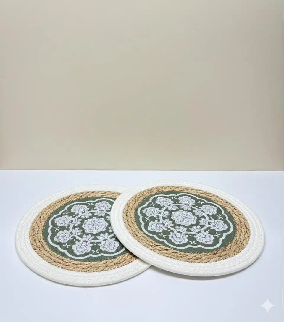 2 Sets de Table Rond Tressés avec Motif Mandala - Protection Table Résistante à la Chaleur - Design Chic 30 cm