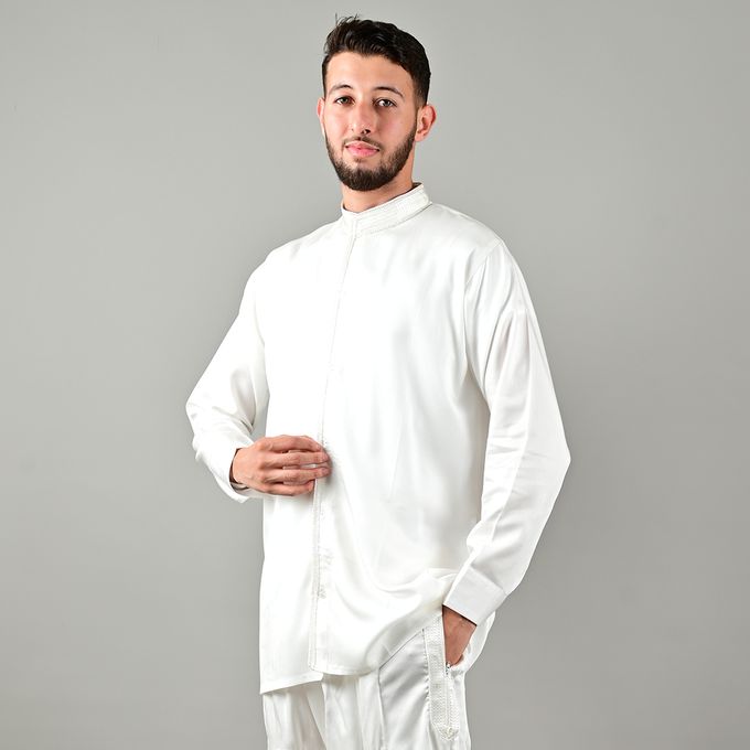 Jabador Maroc Regabia ASALA et pantalon kandrissi à la main / blanc cassé.