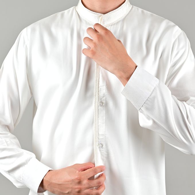 Jabador Maroc Regabia ASALA et pantalon kandrissi à la main / blanc cassé.