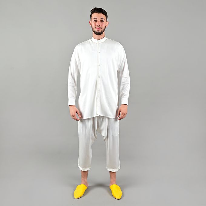 Jabador Maroc Regabia ASALA et pantalon kandrissi à la main / blanc cassé.
