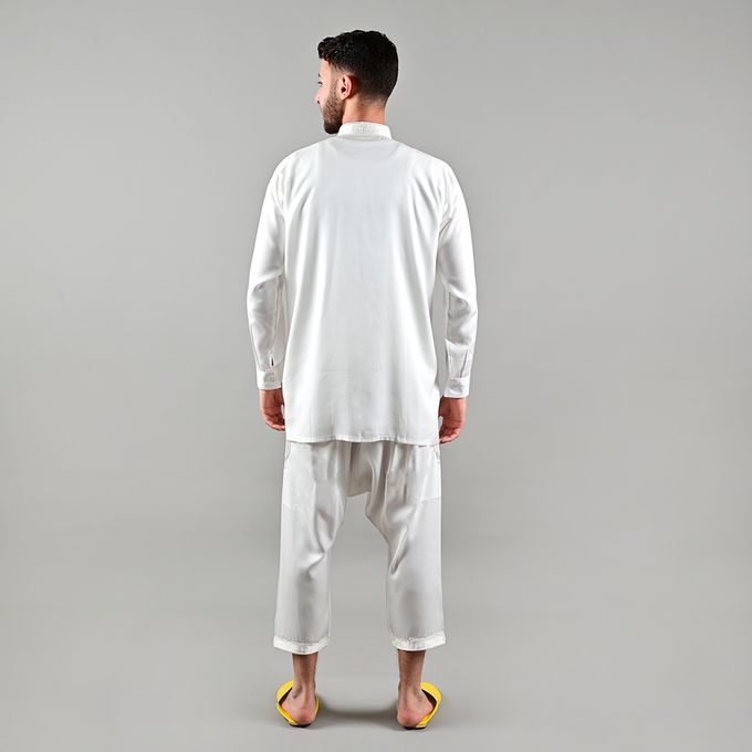 Jabador Maroc Regabia ASALA et pantalon kandrissi à la main / blanc cassé.