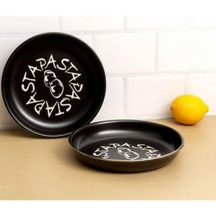 Image de Assiette creuse vintage en couleur NOIR – Vaisselle artisanale faite main pour les passionnés de cuisine