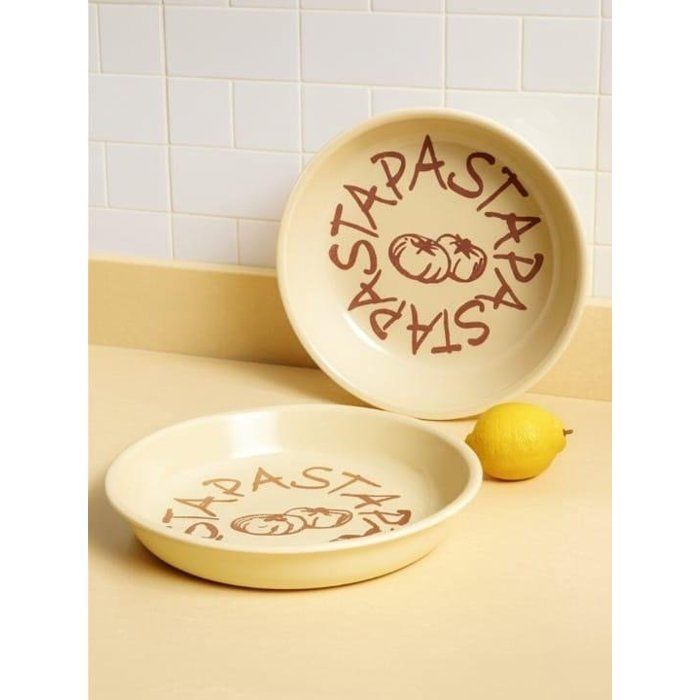 Image de Assiette creuse vintage en couleur beige– Vaisselle artisanale faite main pour les passionnés de cuisine