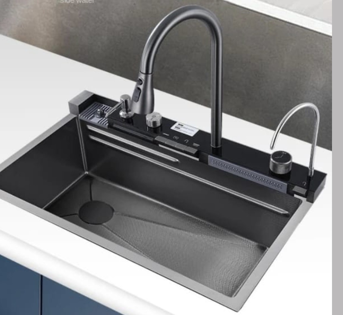 Évier de cuisine moderne en acier inoxydable gris avec accessoires