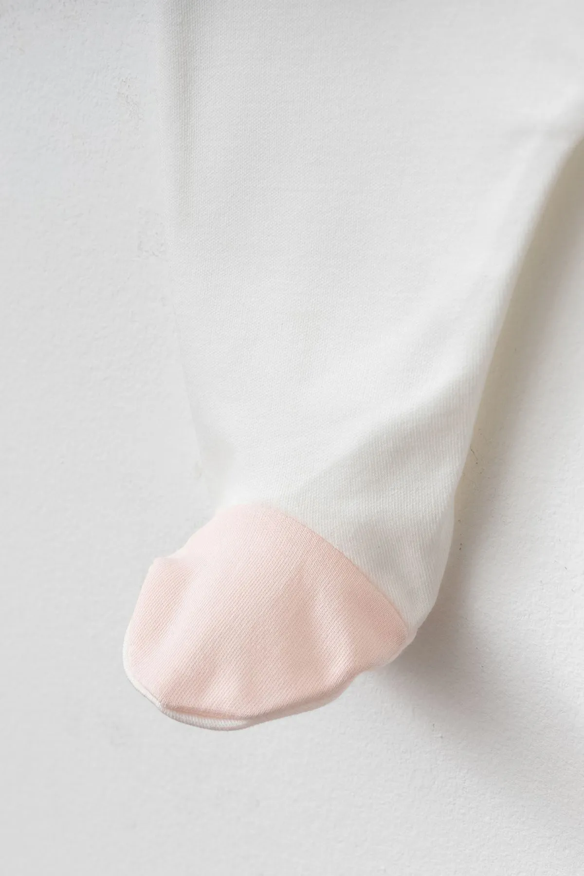 Grenouillère douce 100% Coton – Poche, Volants et Bonnet Assorti