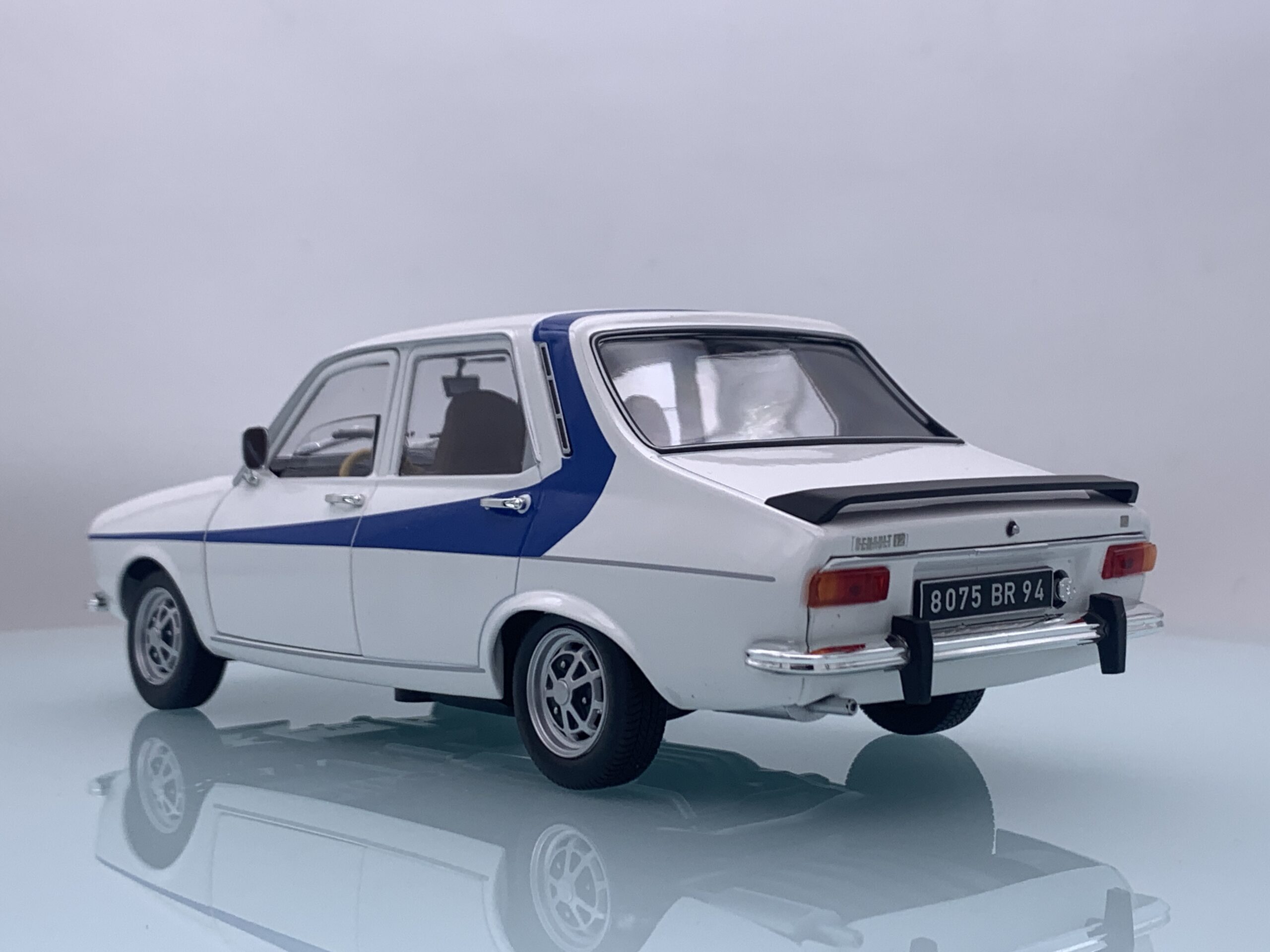 Miniature de collection métal modèle R12 1984 Échelle 1/18