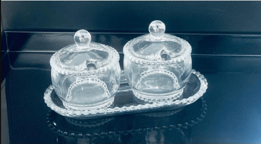 PLATEAU AVEC 2 BONBONIERES EN CRISTA PLAT REC MOD SIMPLE cristal , noble