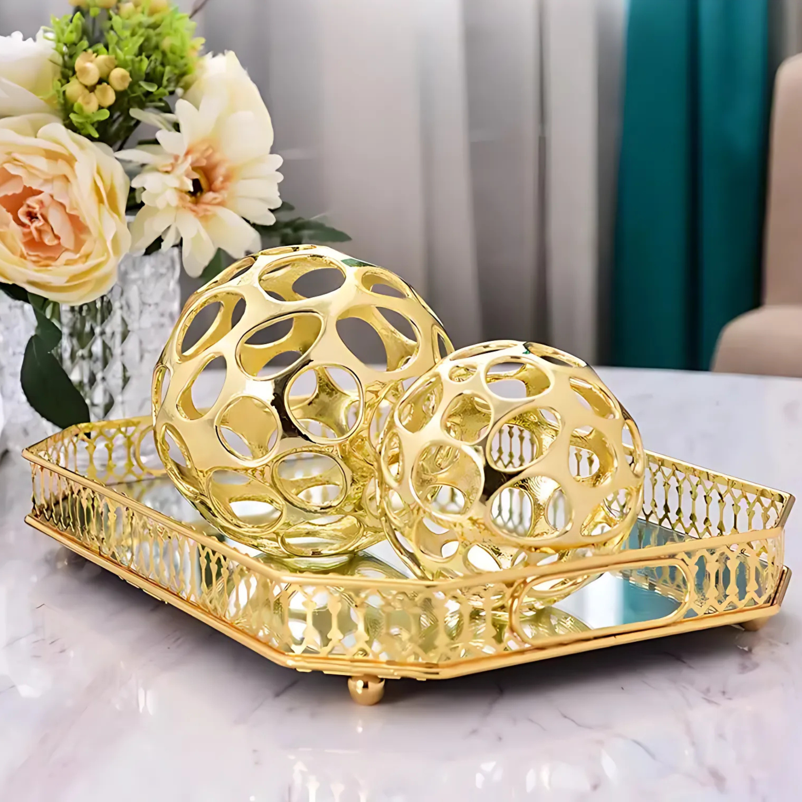 Statue Ajourée en Boule Dorée