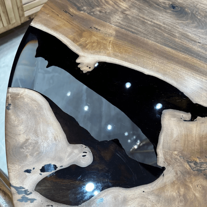 Table ronde en noyer foncé et résine Epoxy transparente