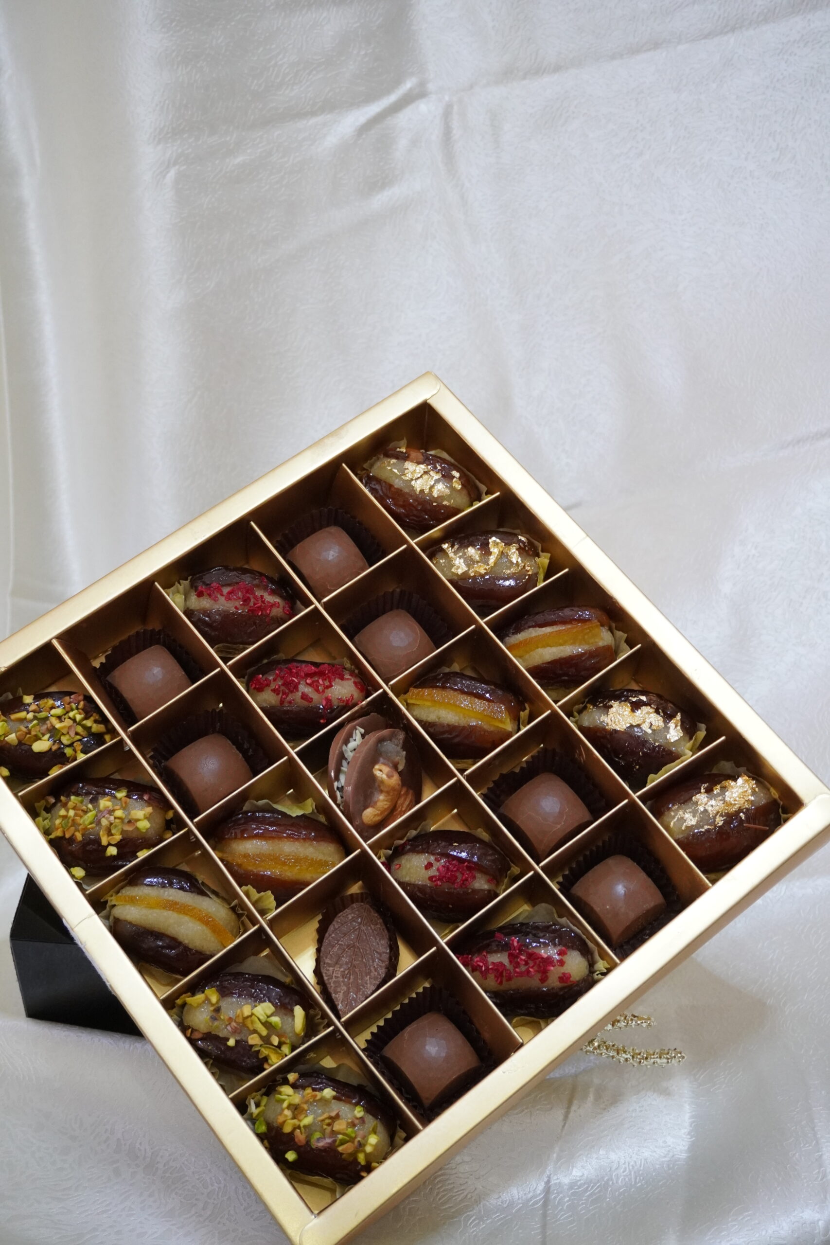 Boite de dattes fourrées et chocolat