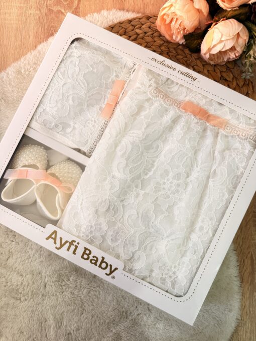 Coffret Cadeau Élégance : Robe 0-6mois Dentelle Chaussons Strass et Bonnet Assorti