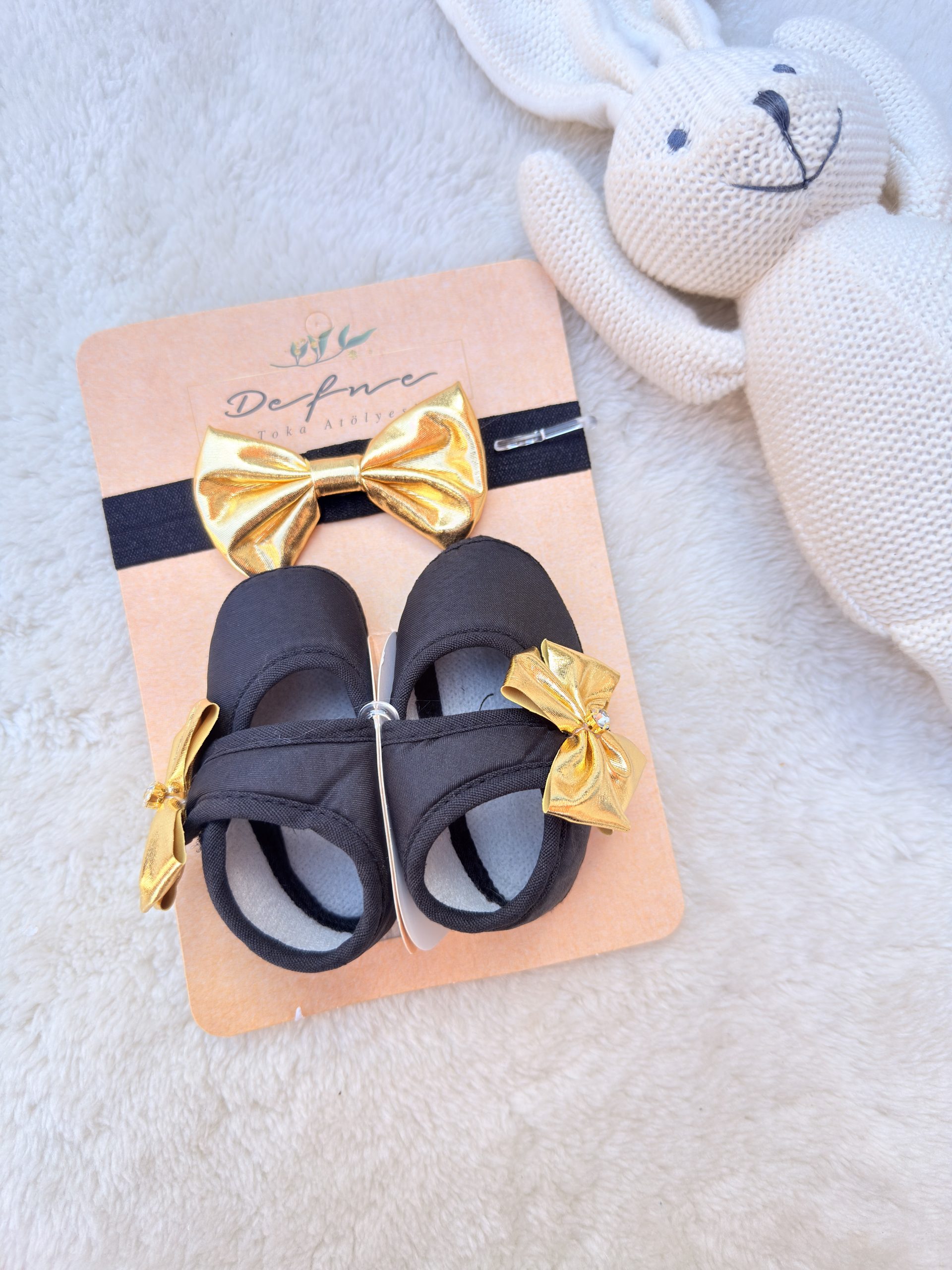 Coffret chaussons et bandeau dorés – une Touche d’Élégance pour Bébé
