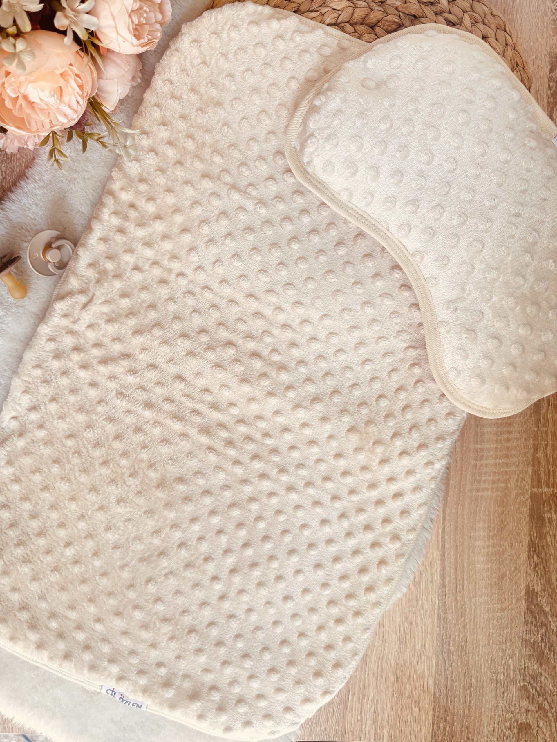 Ensemble doux : matelas bébé réchauffant avec son coussin