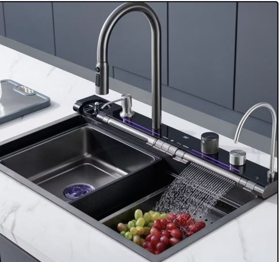 Évier de cuisine moderne en acier inoxydable gris avec accessoires