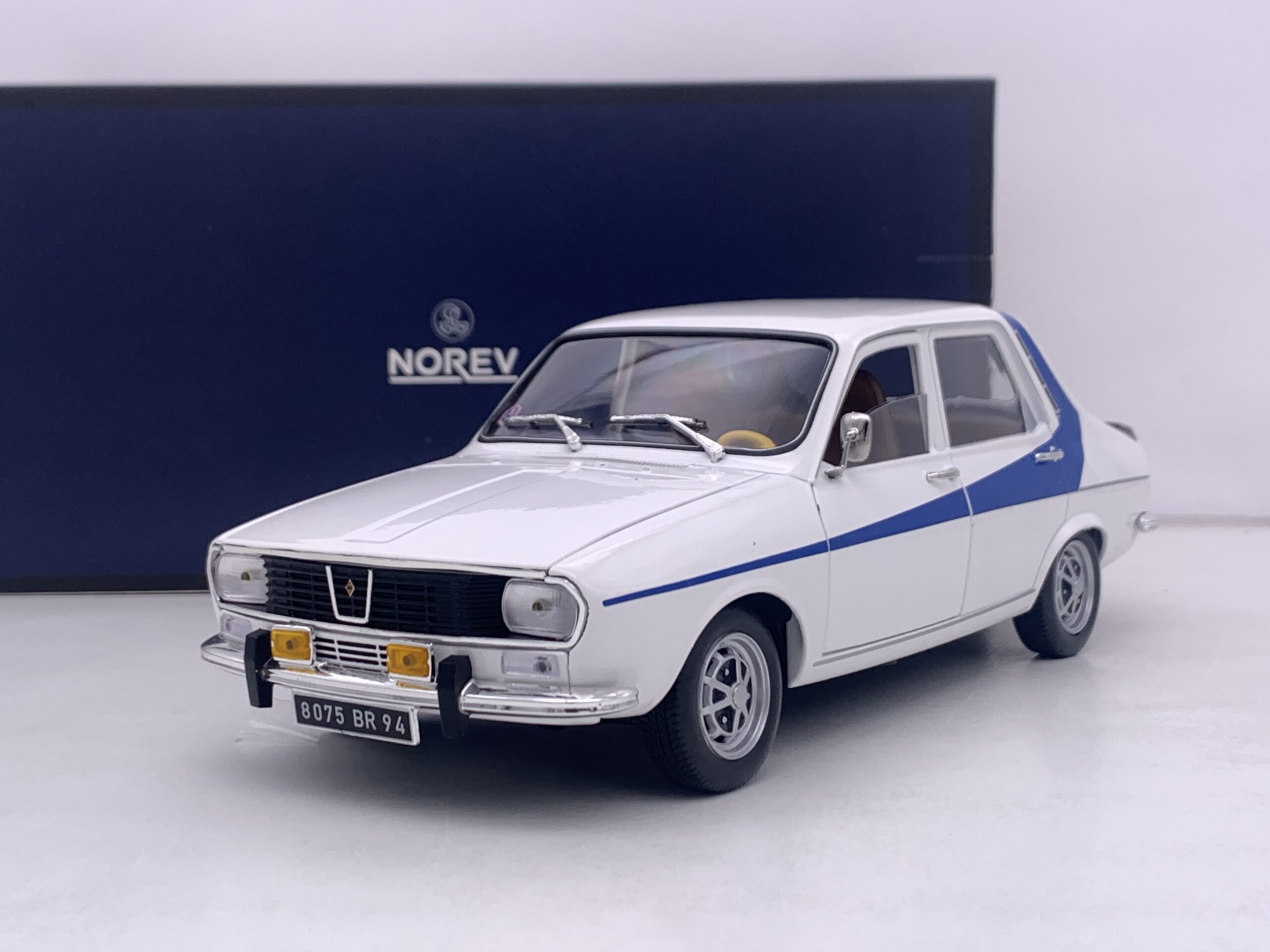 Miniature de collection métal modèle R12 1984 Échelle 1/18