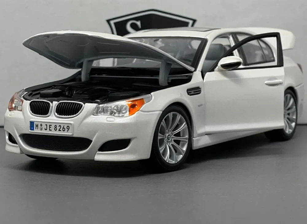 Miniature voiture de collection BMW M5 Échelle 1/18 couleur blanche maisto