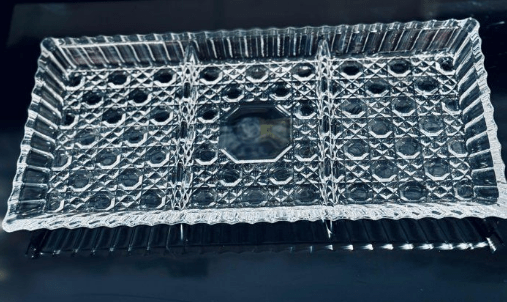 PLAT A COMPA RTIMENT REC MODEL CARRE EN CRISTAL 34/17CM PLAT SIMPLE LOSANGE EN CRISATAL