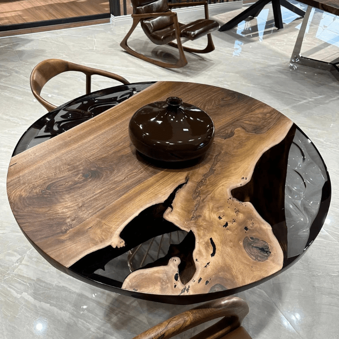 Table ronde en noyer foncé et résine Epoxy transparente